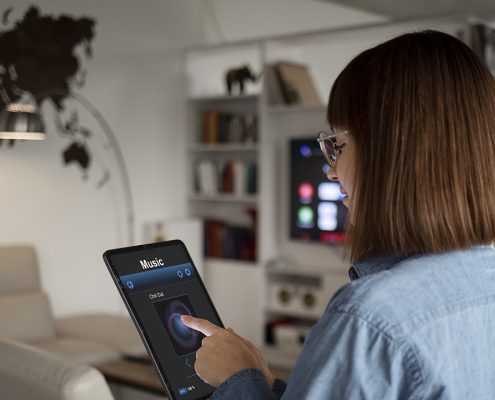 Fotografía de una mujer con una tableta en la mano